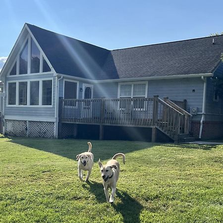 Bears Valley Inn - Great Location! - Peaceful, Children And Dog Friendly Retreat - Less Than 15 Min To All Attractions - Private Pool Club & Fishing Hole - Game Room With Tv Сивиървил Екстериор снимка