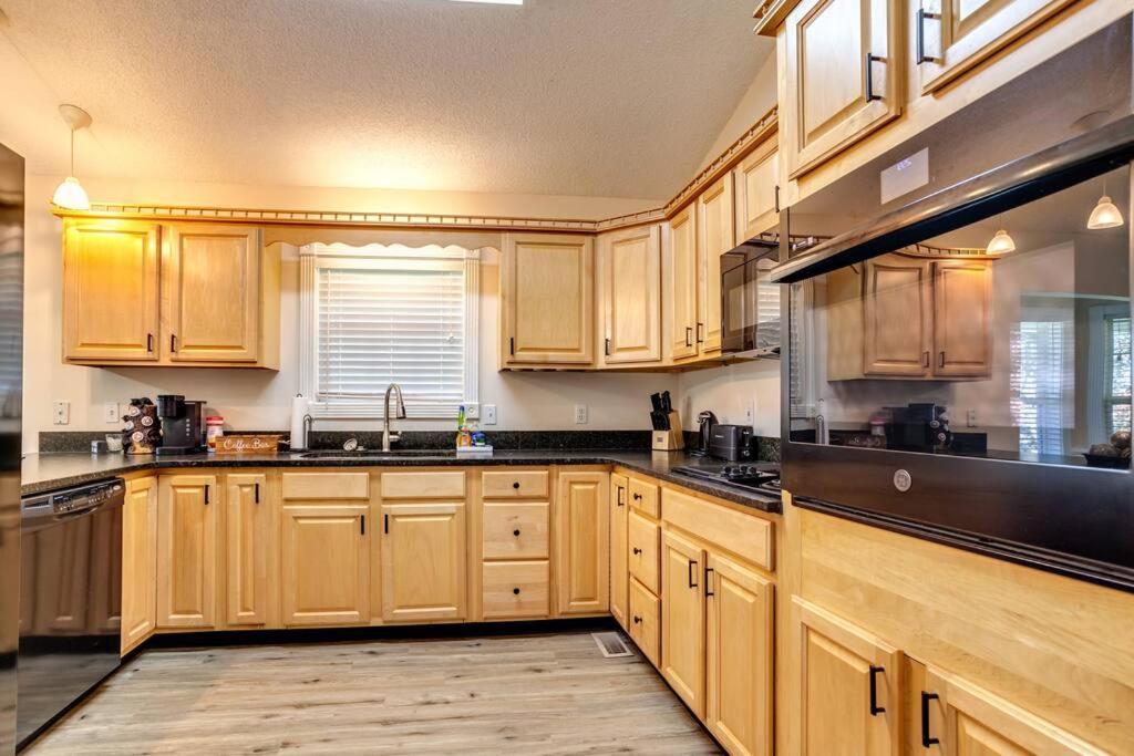 Bears Valley Inn - Great Location! - Peaceful, Children And Dog Friendly Retreat - Less Than 15 Min To All Attractions - Private Pool Club & Fishing Hole - Game Room With Tv Сивиървил Екстериор снимка